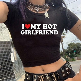 I love my hot girlfriend gothic 90s เสื้อครอปท็อป แนวสตรีท แฟรี่กรันจ์ 2000s เสื้อยืด เพื่อความสวยงาม