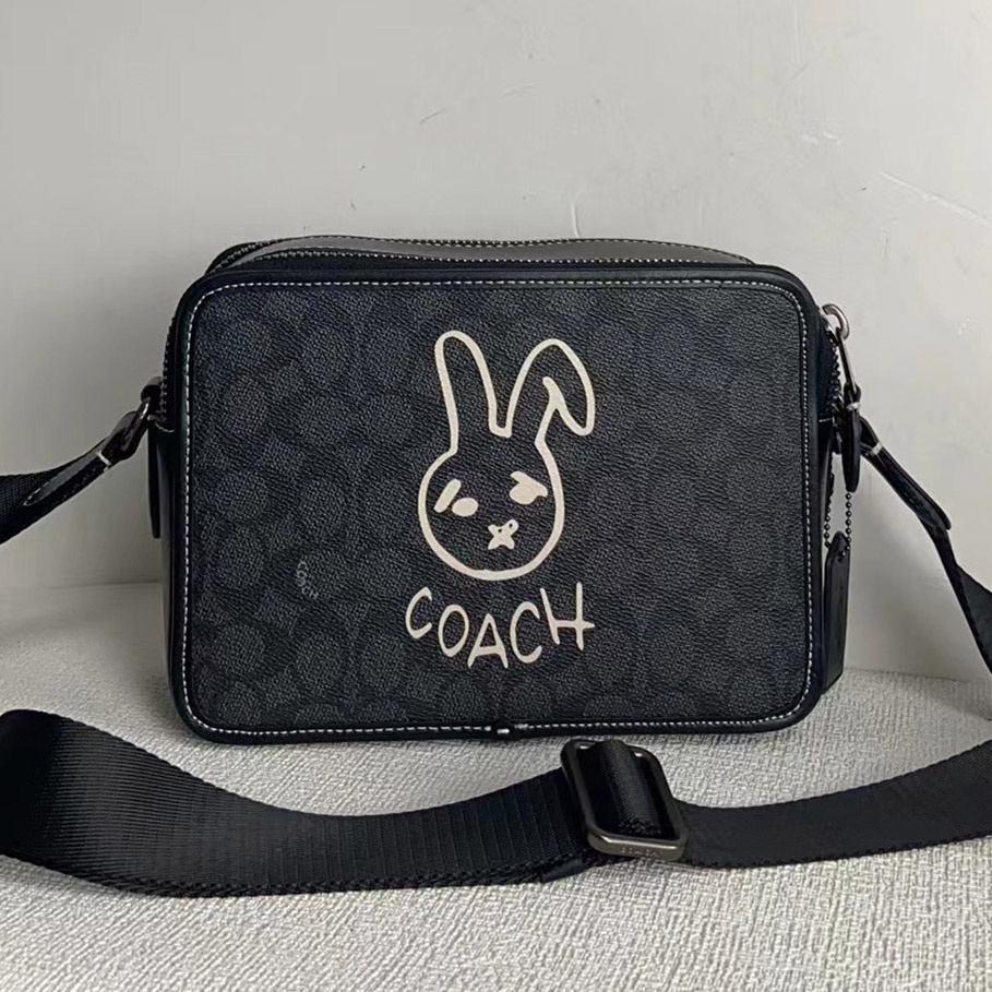 COACH CF929 Charter กระเป๋าสะพายไหล่ผู้ชาย/กระเป๋ากล้อง/ลายกระต่าย/วัสดุหนังวัว/พิมพ์ลายคลาสสิก/ความ