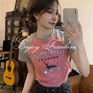 Enjoy Freedom สาวฮอตสไตล์ผู้หญิง แต่งตัวแบบอเมริกัน ใส่เสื้อยืดคอสั้นปักไหล่แบบอเมริกัน