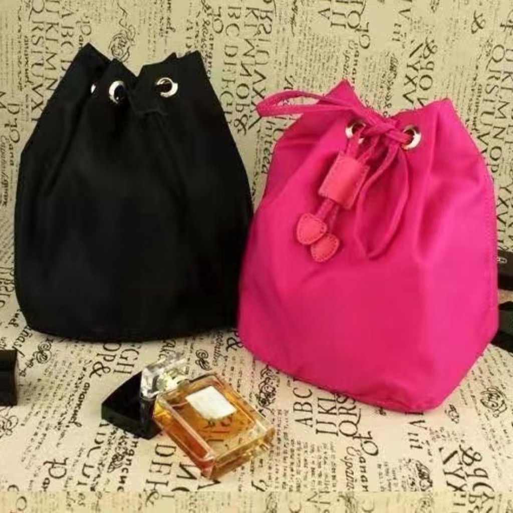 กระเป๋าเครื่องสําอาง กระเป๋าสะพายไหล่ ผ้าไนล่อน ทรงสามเหลี่ยม ลายโลโก้ VIP หรูหรา