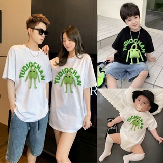 พร้อมส่ง เสื้อยืดแขนสั้น พิมพ์ลาย A Family of Three Four สไตล์สตรีท แฟชั่นฤดูร้อน สําหรับแม่ และลูก