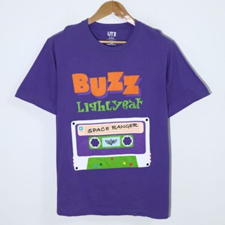 เสื้อยืดพิมพ์ลายเสื้อยืดเสื้อยืด Uniqlo x Toy Story (Buzz Lightyear) มือสองของแท้ S-5XL