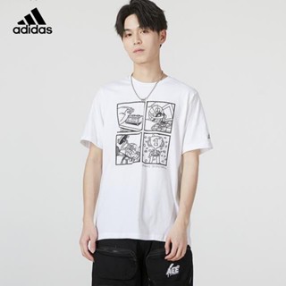 Adidas เสื้อยืดแขนสั้นลําลอง ผ้าฝ้าย พิมพ์ลายการ์ตูนบาสเก็ตบอล สําหรับผู้ชาย HT4051