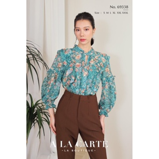 69338🍁A la carte🍁เสื้อชีฟองพิมพ์ลาย-เสือผสมดอกไม้ ทรงคอและลำตัว ตีเกล็ดเจาะวีตรงกลางอกเพื่อให้ดูเพรียวขึ้น มีระบายซ้า...