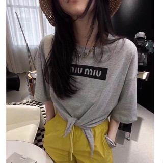 ♥ เช็คสินค้าก่อนสั่ง MIU MIU CROP COTTON T-SHIRT เสื้อยืด ทรงครอป ลายปรื้นlogo ผูกเอว สวย เกร๋ งานสวยผ้าดีมาก มิวมิว