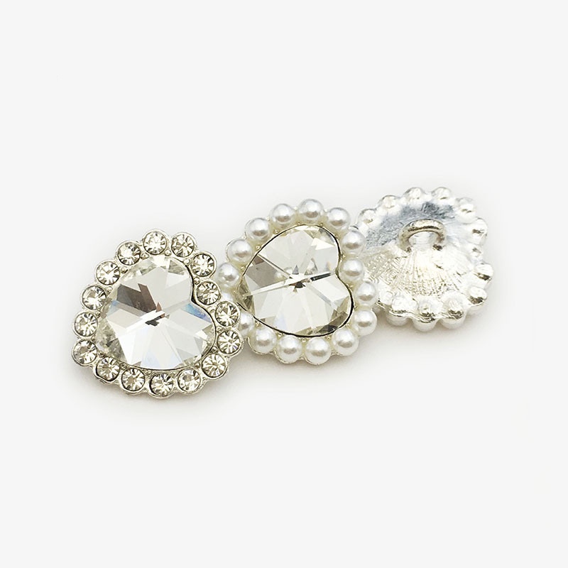 กระดุมโลหะ รูปหัวใจ ประดับเพชร สําหรับตกแต่งเสื้อคาร์ดิแกน แจ็กเก็ต หนัง 5 ชิ้น ต่อแพ็ก