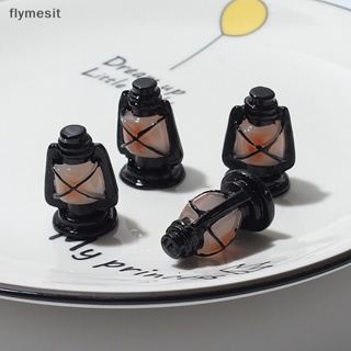 Flymesit พวงกุญแจโคมไฟน้ํามันก๊าดจําลอง 3D สีดํา สไตล์วินเทจ สําหรับตกแต่งบ้านตุ๊กตา 2 ชิ้น