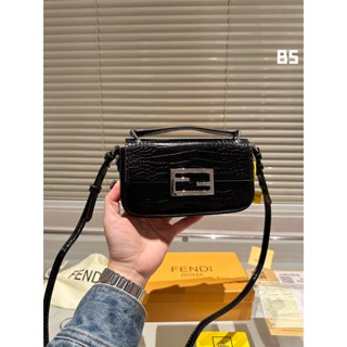 Fendi กระเป๋าสะพายไหล่ กระเป๋าเมสเซนเจอร์ แฟชั่นสไตล์วินเทจ สําหรับผู้หญิง (พร้อมกล่อง)