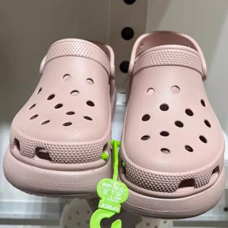 Crocs รองเท้าแตะส้นสูง ประดับกลิตเตอร์ สีชมพู แวววาว เหมาะกับเดินชายหาด สําหรับผู้หญิง #208591