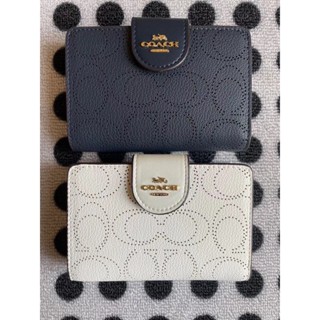 Medium Corner Zip Wallet In Signature C4768 สไตล์การพับ กระเป๋าใส่เหรียญ COAC H กระเป๋าสตางค์ผู้หญิง