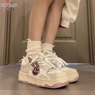 QiaoYiLuoรองเท้าลำลองผู้หญิงสีขาวสวมใส่ง่ายด้วยความหนาใหม่เพิ่มขึ้นรองเท้าลำลองวันอากาศร้อนรองเท้าลำลองย้อนยุคกระต่ายน่ารักทันสมัย