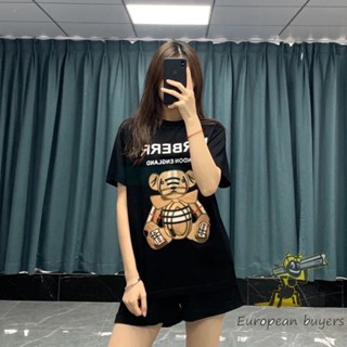 [Official]BURBERRY เสื้อยืดแขนสั้น พิมพ์ลายหมีเบอร์เบอรี่ แฟชั่นฤดูร้อน สําหรับผู้ชาย และผู้หญิง มีสีดํา สีขาว