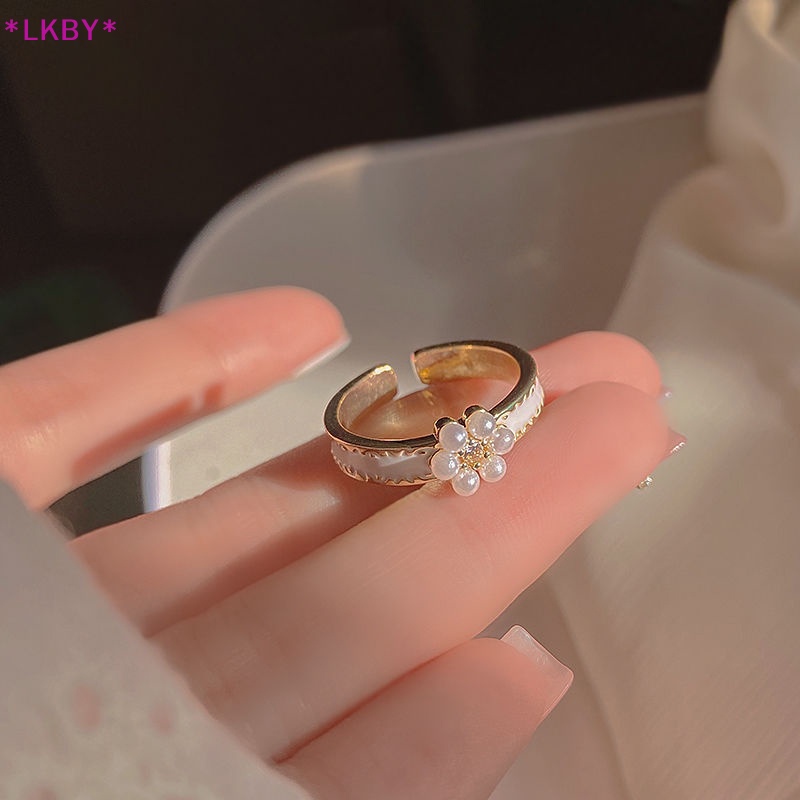 Luckybabys> แหวนแฟชั่น ประดับมุก ดอกไม้ เปิดปรับได้ หรูหรา เครื่องประดับ สําหรับผู้หญิง งานแต่งงาน งานเลี้ยง ของขวัญใหม่
