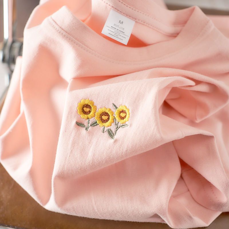 Bee เย็บปักถักร้อย สามดอก ดอกทานตะวัน สไตล์ใหม่ ขาว แขนสั้น เสื้อยืด ผู้หญิง หลวม ครึ่งแขน ราคาถูก