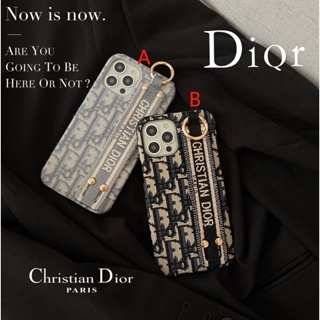 เคสโทรศัพท์มือถือ ปักลาย Dior พร้อมสายคล้องมือ สําหรับ iphone 14 13 12 14promax 13 13pro 13promax 12 11 promax