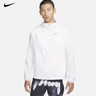 Nike ของแท้ 100% เสื้อแจ็กเก็ต มีฮู้ด ระบายอากาศ พิมพ์ลายโลโก้สะท้อนแสง แห้งเร็ว สําหรับผู้ชาย FB7541-010-100