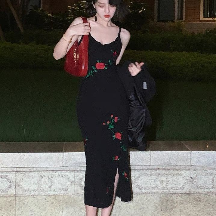 ชุดเดรสแขนกุด ผ้าถัก ปักลายดอกกุหลาบ สีดํา สไตล์ฮ่องกง เรโทร เหมาะกับฤดูใบไม้ร่วง สําหรับผู้หญิง