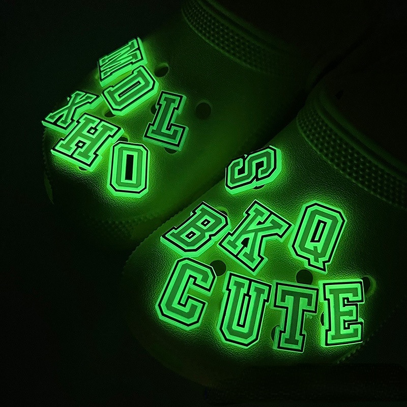 การ์ตูนเรืองแสงในตัวอักษร Dark Jibbitz Letter Crocs Pin Luminous ตัวอักษร Jibitz สําหรับ Croc Digital รองเท้าอุปกรณ์เสริมผู้หญิงรองเท้า Charms