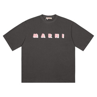 Fashion MARNI เสื้อยืดลําลอง ผ้าฝ้าย แขนสั้น พิมพ์ลายตัวอักษร สามมิติ ทรงหลวม สําหรับผู้ชาย และผู้หญิง