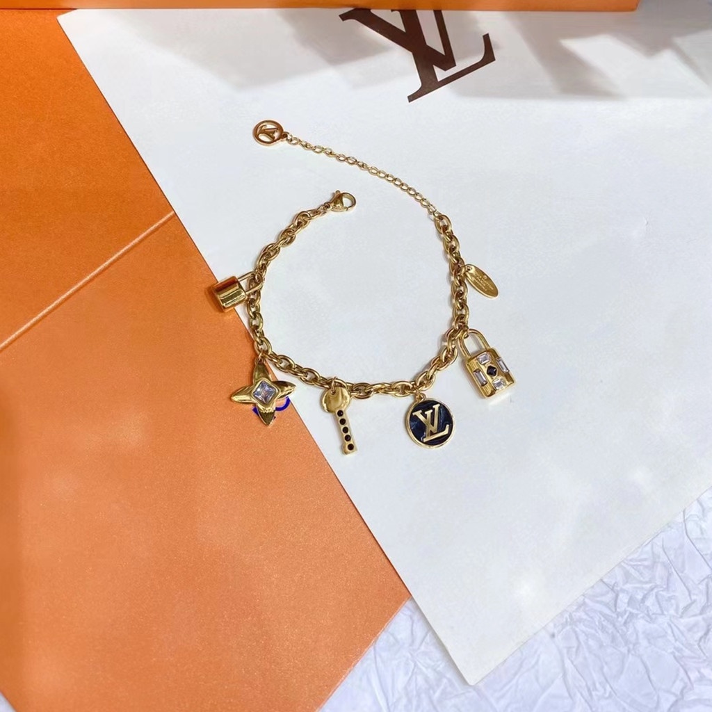 ใหม่ สร้อยข้อมือ สเตนเลส ลายตัวอักษร ใบไม้สี่แฉก หญ้าล็อก สีทอง เครื่องประดับแฟชั่น สําหรับผู้หญิง 2023