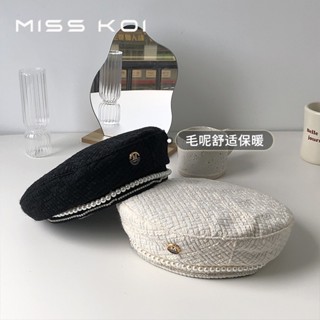 Misskoi [พร้อมส่ง] หมวกเบเร่ต์ สายโซ่ ประดับไข่มุก สีดํา สไตล์เกาหลี แฟชั่นฤดูใบไม้ผลิ และฤดูใบไม้ร่วง และฤดูหนาว สําหรับผู้หญิง