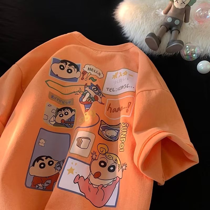 เสื้อยืดแขนสั้น พิมพ์ลายการ์ตูนชินจัง ทรงหลวม ขนาดใหญ่ สไตล์เกาหลี ฮิปฮอป แฟชั่นสําหรับผู้ชาย และผู้หญิง ไซซ์ M – 8XL