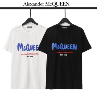 Alexander McQueen ของแท้ 100% เสื้อยืด แขนสั้น พิมพ์ลายตัวอักษร ทรงหลวม ระบายอากาศ มินิมอล สําหรับผู้ชาย ผู้หญิง