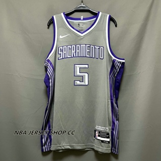 【คุณภาพสูง】ใหม่ ของแท้ NBA 2022-23 Sacramento Kings City Edition สําหรับผู้ชาย #5 เสื้อกีฬาแขนสั้น ลายทีม DeAaron Fox สีเทา สีขาว