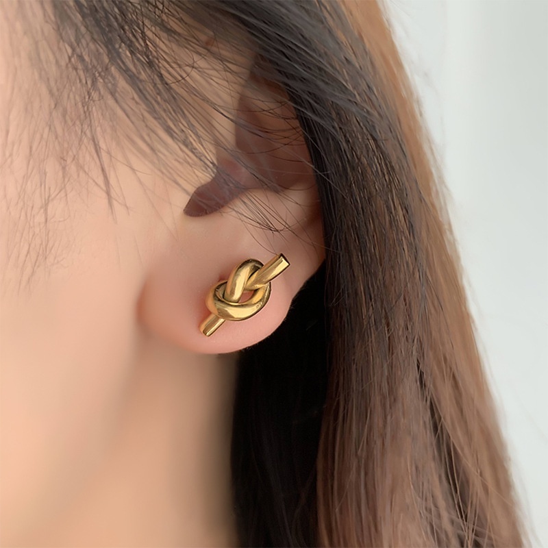 Minimalist Small Knotted Design High-End Retro ต่างหูผู้หญิง 18K Gold-Plated ไทเทเนียมต่างหูเหล็กพร้อมสต็อกขายส่ง