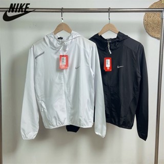 Nike ของแท้ 100% เสื้อแจ็กเก็ต มีฮู้ด น้ําหนักเบา กันลม สําหรับผู้ชาย เหมาะกับการวิ่ง