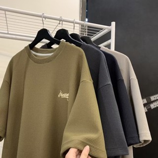 เสื้อยืดผู้ชาย ดแขนสั้นลําลอง คอกลม ทรงหลวม ลายวาฟเฟิล แบบเรียบง่าย แฟชั่นฤดูร้อน สไตล์เกาหลี