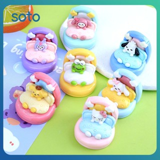 ♫ Sanrio อุปกรณ์เครื่องประดับ DIY ผ้าคลุมเตียงพร้อมหมอนนอนหลับ Baby Diy Play House Micro Landscape ป้ายจอดรถบ้านตุ๊กตา