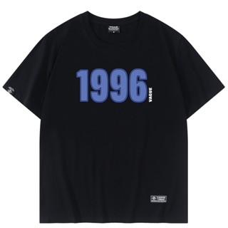 เสื้อยืดแขนสั้น คอกลม ทรงหลวม ลายตัวเลข 1996 สีขาว เข้ากับทุกการแต่งกาย สไตล์สตรีท สําหรับผู้ชาย