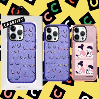 Casetify 【Art Line Couple Yoga】เคสโทรศัพท์มือถือ ซิลิโคนนิ่ม TPU ใส กันกระแทก ลายตัวอักษร แต่งกลิตเตอร์ มีลายด้านข้าง สําหรับ iPhone 11 12 13 14 Pro Max