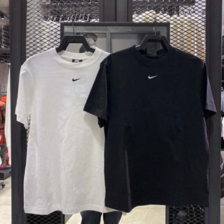 Nike เสื้อยืดคอกลม แขนสั้น ผ้าฝ้าย ปักลายโลโก้ ขนาดเล็ก สําหรับผู้หญิง DH4256