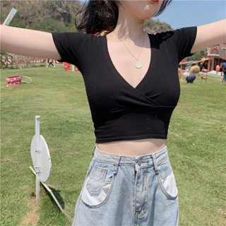 Jeanshop เสื้อครอปคอสามเหลี่ยม สวยเซ็กซี่ ใส่ไปเที่ยวลุคสบาย แมทช์ได้หลายลุค มี 3 สี รหัส m92