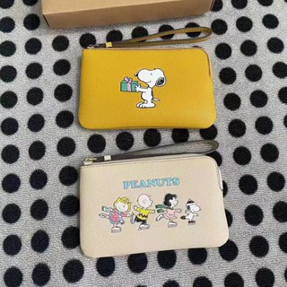 COACH CF215 CF213 Snoopy กระเป๋าสตางค์/หญิง/กระเป๋าใส่เหรียญ/กระเป๋าคลัทช์/ลายสนูปปี้