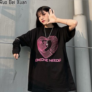 RUO BEI XIUAN   เสื้อยืดสตรีผ้าไหมนมสั้นแขนสั้นนักเรียนขี้เกียจพิมพ์เสื้อยืดยาวปานกลาง