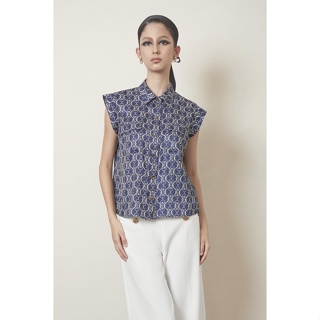 ESPADA เสื้อเบลาส์แขนกุดลายเข็มขัดโซ่ ผู้หญิง | Belt and Chains Print Sleeveless Blouse | 4702