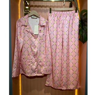 ♥ เช็คสินค้าก่อนสั่ง gucci set silk ชุดเซท เสื้อเชิ้ต แขนยาว + กางเกงขายาว ผ้าทอ นิ่ม สีชมพู กุชชี่ ใส่นอน ใส่เที่ยว