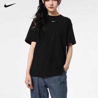 Nike เสื้อยืดแขนสั้นลําลอง ปักลายโลโก้ ตะขอ ขนาดเล็ก ระบายอากาศ สําหรับผู้หญิง DH4256