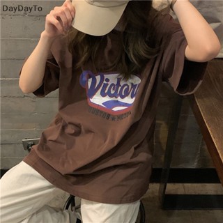 Daydayto เสื้อยืดลําลอง แขนสั้น คอกลม พิมพ์ลายตัวอักษร ทรงหลวม สไตล์อเมริกัน เรโทร สําหรับสตรี TH