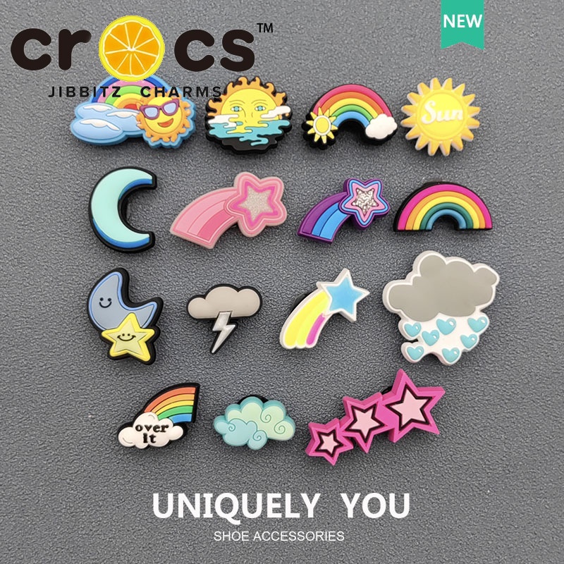 Crocs jibbitz charms ใหม่ หัวเข็มขัด ลายก้อนเมฆ สีรุ้ง อุปกรณ์เสริม สําหรับตกแต่งรองเท้า 2023