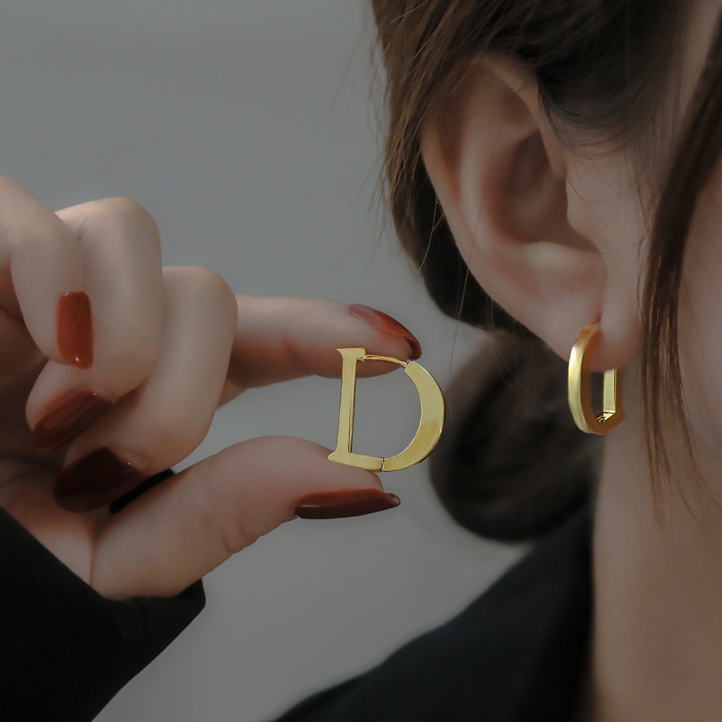 ไทเทเนียมเหล็กตัวอักษร D ต่างหูหญิง Niche Design High-End ต่างหูสไตล์เย็น Simple All-Match ต่างหูอารมณ์