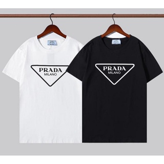 HOT QGเสื้อยืดผู้หญิง Prada เสื้อยืดแฟชั่นสําหรับ Unisex ผ้าฝ้ายแขนสั้นพิมพ์ลาย แนวสตรีท