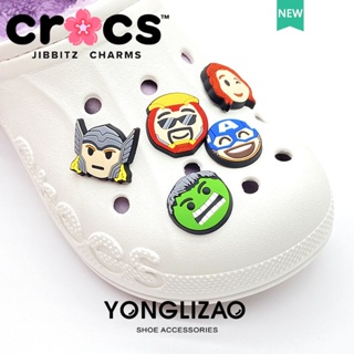 Jibbitz crocs charms หัวเข็มขัดรองเท้า อุปกรณ์เสริมรองเท้า Marvel Heroes Series Hulk Superman Iron Man การ์ตูนสนุก หัวเข็มขัดตกแต่ง