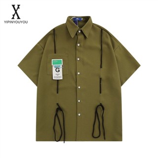 YIPINYOUYOU  เสื้อเชิ้ตแขนสั้นผู้ชายสไตล์หลวมใหม่คุณภาพสูง Badge Pocket Pocket เสื้อเชิ้ตแขนสั้นทั้งชายและหญิงสามารถสวมใส่ได้