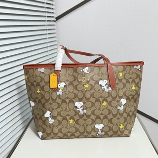 COACH cf166 City Tote Snoopy กระเป๋าถือสำหรับสุภาพสตรี/กระเป๋าช้อปปิ้งหนังวัว/กระเป๋าโท้ทแบบเปิด/ช่องซิปปิด