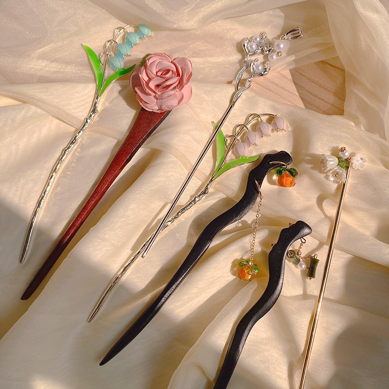 Hair Clips & Hair Pins 14 บาท ใหม่ กิ๊บติดผม ขดลวด สไตล์วินเทจ เครื่องประดับผม 2023 Fashion Accessories