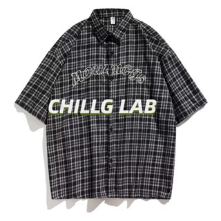 CHILLG LAB เสื้อเชิ้ตพิมพ์ลายตัวอักษรญี่ปุ่นลายสก๊อตแขนสั้นผู้ชายฤดูร้อนย้อนยุคลำลองเสื้อเชิ้ตครึ่งแขนอินเทรนด์